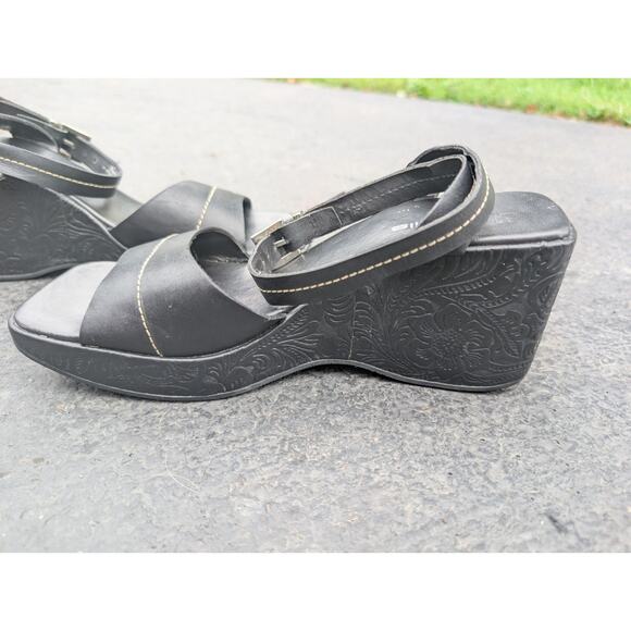 Details Women's Black Embossed Leather Chunky Heel Platform Sandals Sz 7 90s Y2K - Picture 1 of 5